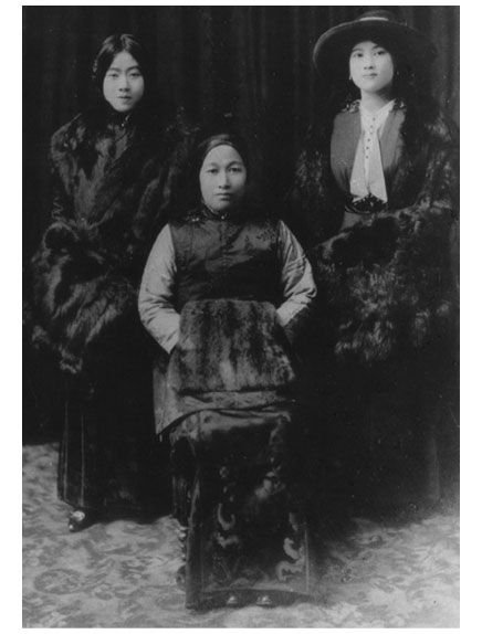 Старшая сестра, Младшая сестра, Красная сестра. Три женщины в сердце Китая ХХ века