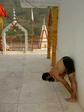 Практика хатха-йоги. Ученик перед стеной