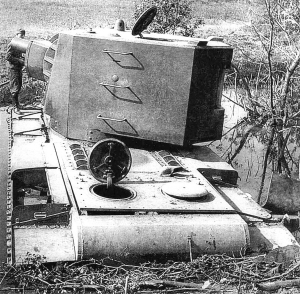 Тяжёлый танк КВ в бою