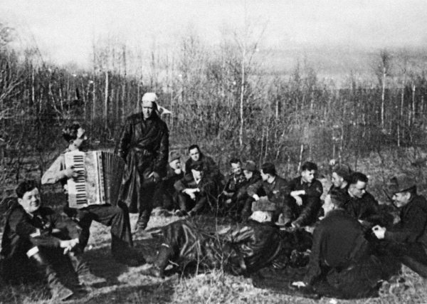 Иллюстрация к книге — Истребители. &quot;Прикрой, атакую!&quot; [i_127.jpg]