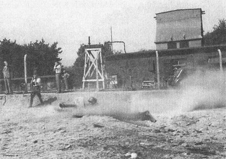 Иллюстрация к книге — &quot;Фаустники&quot; в бою [i_064.jpg]