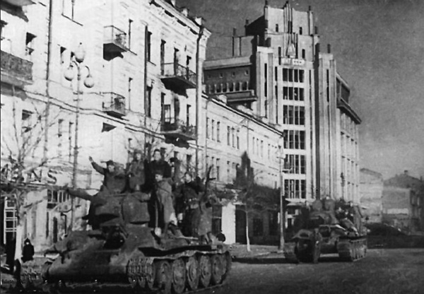 Иллюстрация к книге — Освобождение. Переломные сражения 1943 года [i_111.jpg]