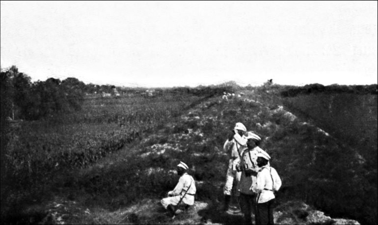 Иллюстрация к книге — 1900. Русские штурмуют Пекин [i_115.jpg]