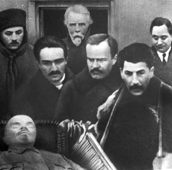 Иллюстрация к книге — Тайна личности Ленина. Спаситель народа или разрушитель империи? [i_053.jpg]