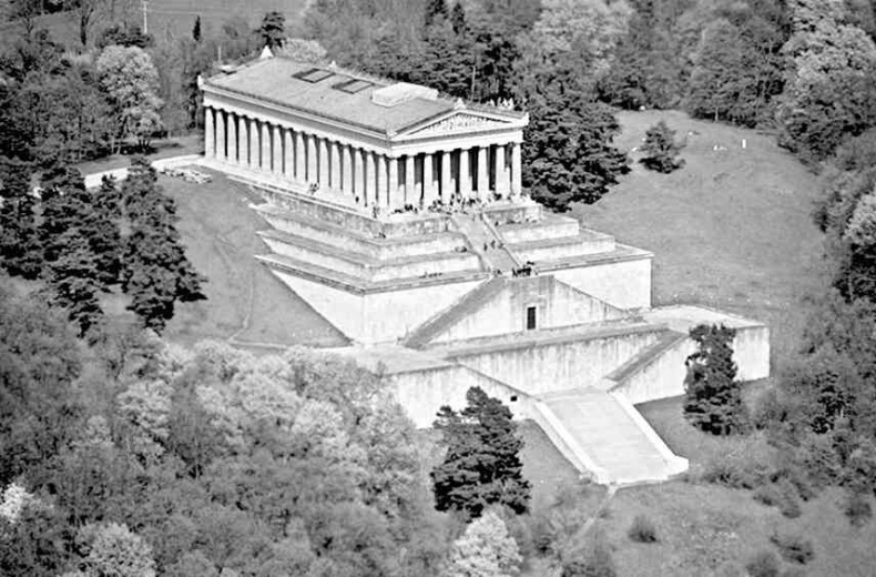 Иллюстрация к книге — 4-й рейх, или Грядущая раса Полой земли [i_044.jpg]