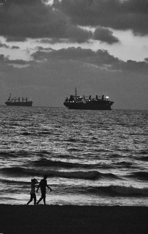 Иллюстрация к книге — Он, Она и Море. Три новеллы о любви [i_002.jpg]