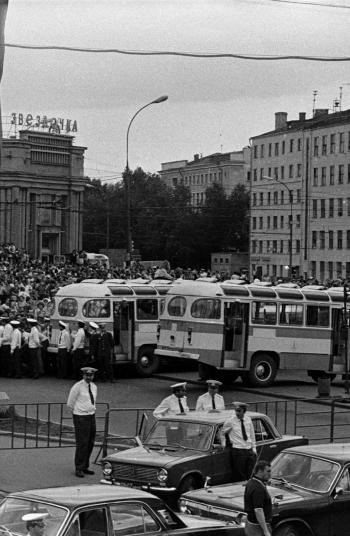 Иллюстрация к книге — «Всё не так, ребята…» Владимир Высоцкий в воспоминаниях друзей и коллег [i_053.jpg]