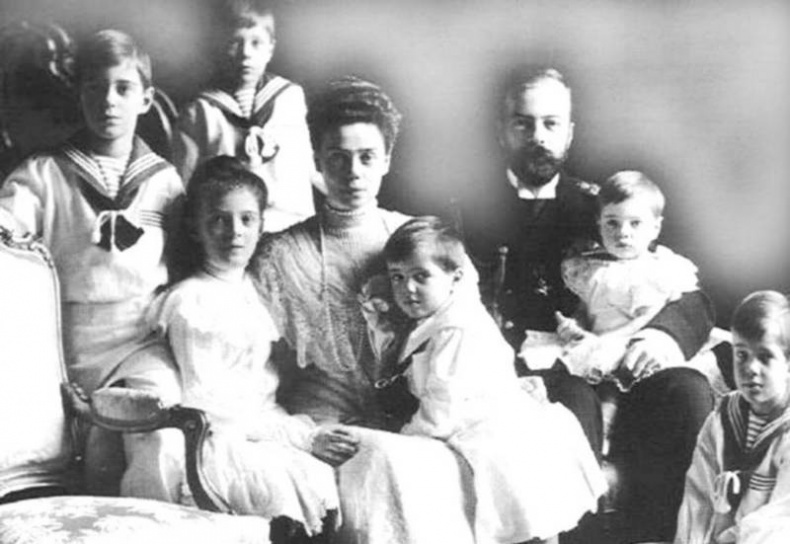 Иллюстрация к книге — Петербург - 1914 - Петроград. Хронологическая мозаика столичной жизни [i_007.jpg]