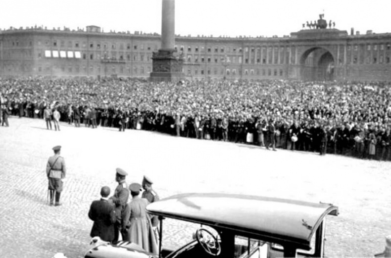 Иллюстрация к книге — Петербург - 1914 - Петроград. Хронологическая мозаика столичной жизни [i_020.jpg]