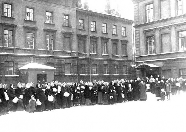 Иллюстрация к книге — Петербург - 1914 - Петроград. Хронологическая мозаика столичной жизни [i_023.jpg]