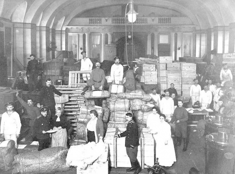 Иллюстрация к книге — Петербург - 1914 - Петроград. Хронологическая мозаика столичной жизни [i_025.jpg]