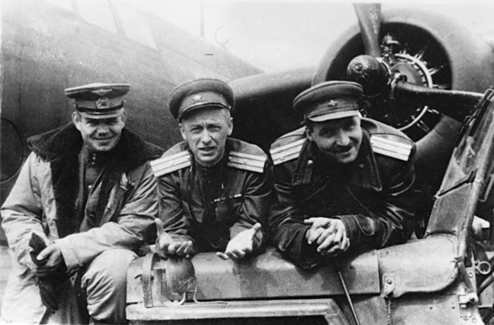 Иллюстрация к книге — Под пулеметным огнем. Записки фронтового оператора [i_012.jpg]