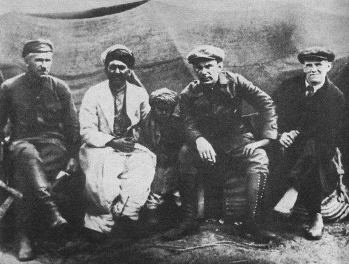 Иллюстрация к книге — Непохожие поэты. Трагедия и судьбы большевистской эпохи. Анатолий Мариенгоф, Борис Корнилов, Владимир Луговской [i_042.jpg]