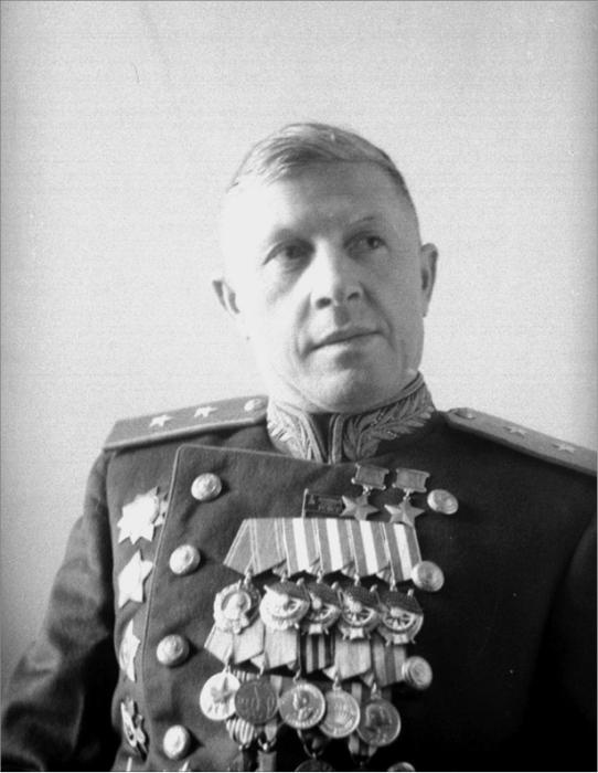Иллюстрация к книге — Генерал Родимцев. Прошедший три войны [i_024.jpg]