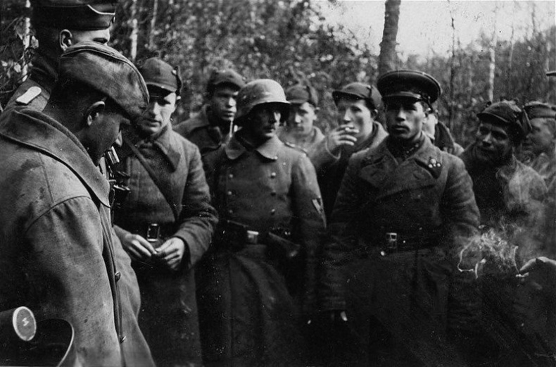 Иллюстрация к книге — Еврейское счастье Арона-Сапожника. Сапоги для Парада Победы [i_017.jpg]