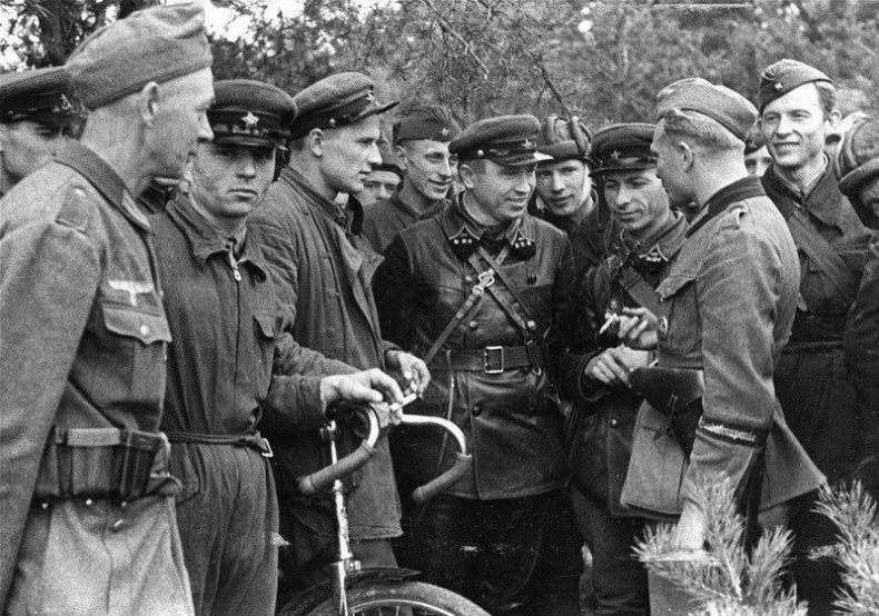 Иллюстрация к книге — Еврейское счастье Арона-Сапожника. Сапоги для Парада Победы [i_018.jpg]
