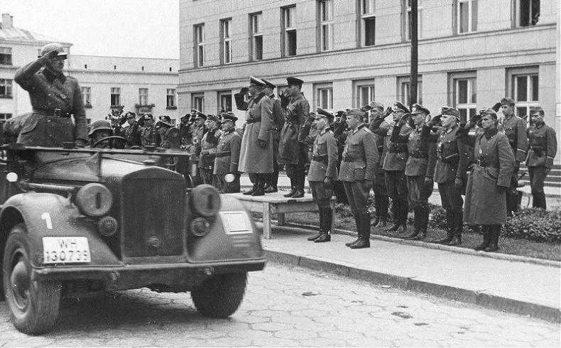 Иллюстрация к книге — Еврейское счастье Арона-Сапожника. Сапоги для Парада Победы [i_021.jpg]