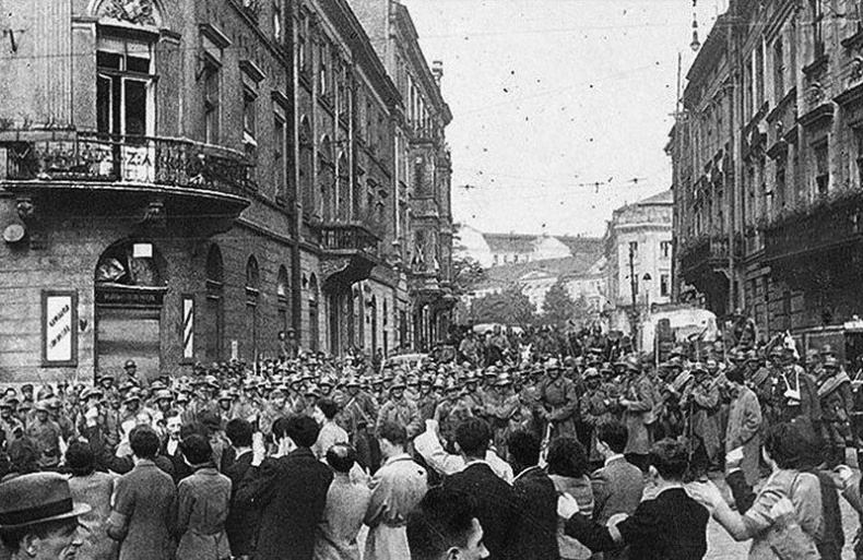 Иллюстрация к книге — Еврейское счастье Арона-Сапожника. Сапоги для Парада Победы [i_034.jpg]