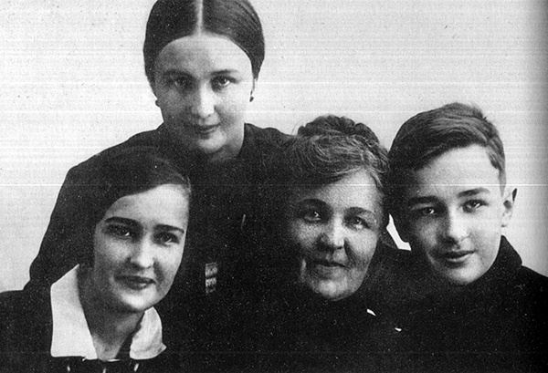 Иллюстрация к книге — Тайны советской кухни. Книга о еде и надежде [i_008.jpg]