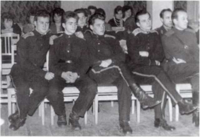 Иллюстрация к книге — Громов [i_016.jpg]