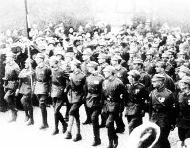 Иллюстрация к книге — Штурмовые отряды (СА) Гитлера 1921-1945 [i_002.jpg]