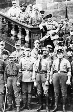 Иллюстрация к книге — Штурмовые отряды (СА) Гитлера 1921-1945 [i_004.jpg]