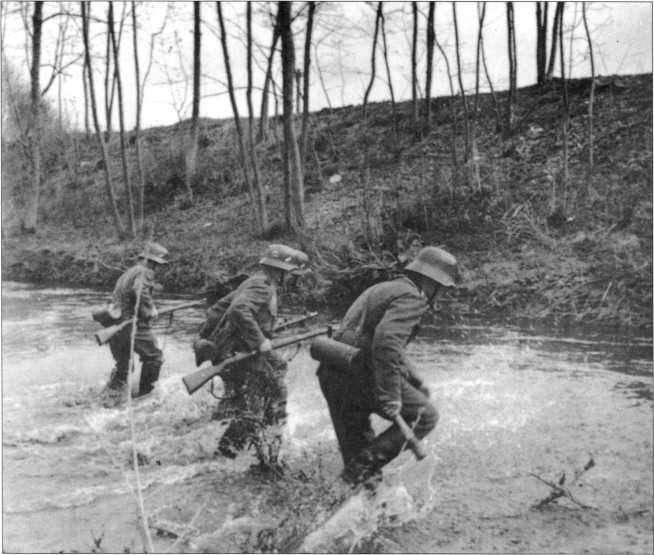 Иллюстрация к книге — Wehrmacht. Сухопутные войска III Рейха [i_017.jpg]