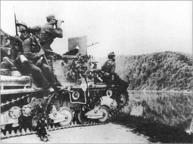 Иллюстрация к книге — Wehrmacht. Сухопутные войска III Рейха [i_204.jpg]