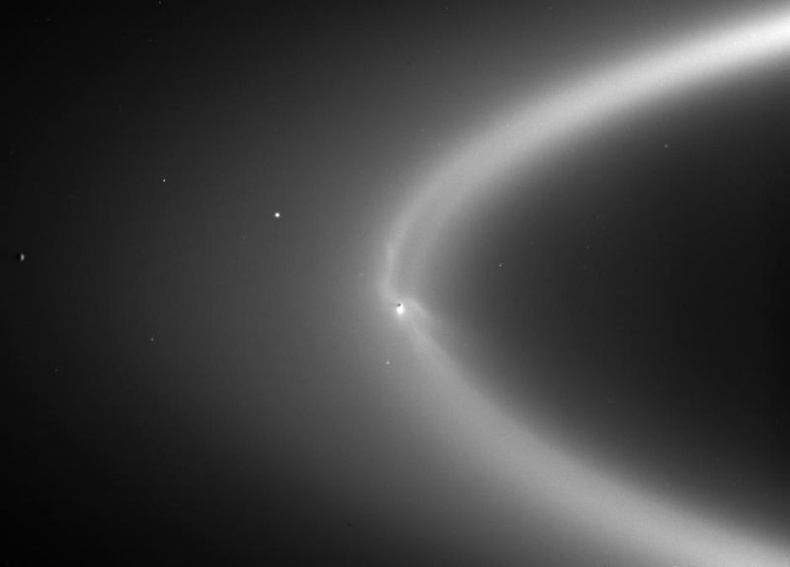 Иллюстрация к книге — Солнечная система [_800pxe_ring_with_enceladus.jpg]
