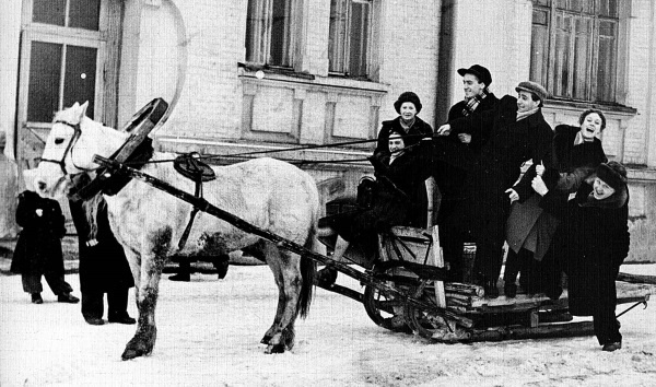 Иллюстрация к книге — Жизнь в балете. Семейные хроники Плисецких и Мессереров [i_041.jpg]