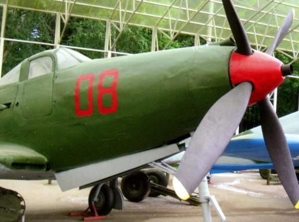 Иллюстрация к книге — ИСТРЕБИТЕЛЬ P-63 «КИНГКОБРА» [i_097.jpg]