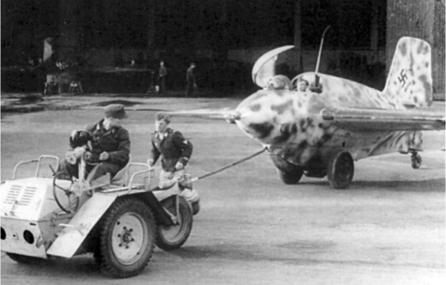 Иллюстрация к книге — Me 163 &quot;Komet&quot; – истребитель &quot;Летающих крепостей&quot; [i_090.jpg]