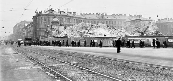 Иллюстрация к книге — Сенная площадь. Вчера, сегодня, завтра [i_066.jpg]