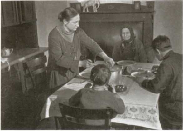 Иллюстрация к книге — Повседневная жизнь Москвы в Сталинскую эпоху 1920-1930-е годы [i_006.jpg]