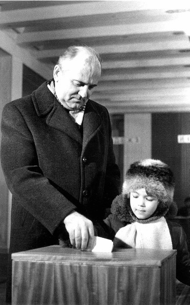 Иллюстрация к книге — Горбачев. Его жизнь и время [i_029.jpg]