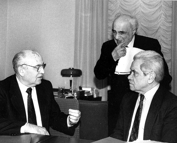 Иллюстрация к книге — Горбачев. Его жизнь и время [i_033.jpg]