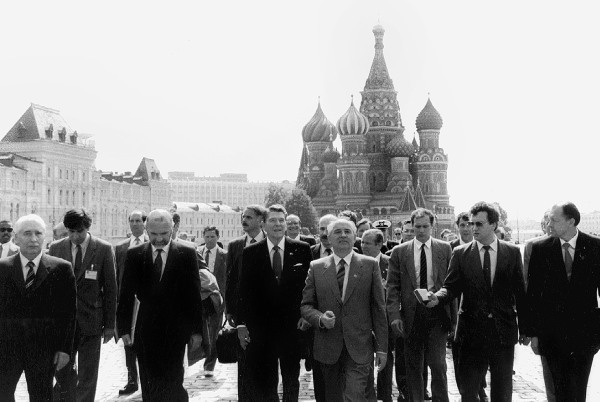 Иллюстрация к книге — Горбачев. Его жизнь и время [i_040.jpg]