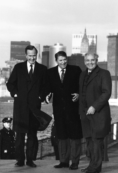 Иллюстрация к книге — Горбачев. Его жизнь и время [i_042.jpg]