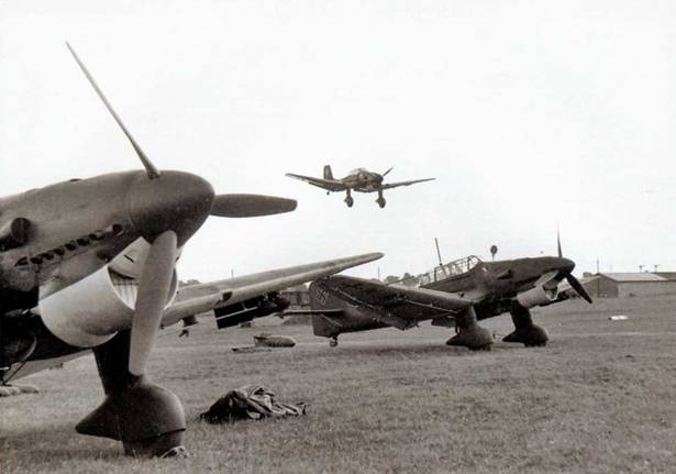 Иллюстрация к книге — Юнкерс Ju-87 1936-1945 [pic_3.jpg]