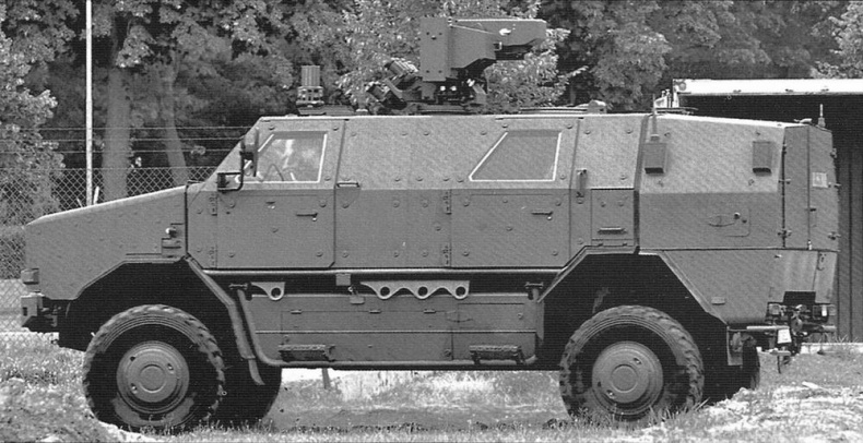 Иллюстрация к книге — Бронетранспортёры на шасси UNIMOG 1950 - 2009 гг. [img_37.jpg]