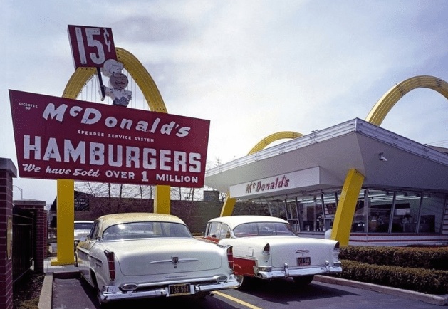 Иллюстрация к книге — McDonalds. Как создавалась империя [muzejjmcdonaldsvdesplainesillinojjs..jpg]