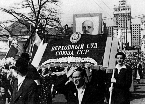 Иллюстрация к книге — Дом на Старой площади [i_029.jpg]