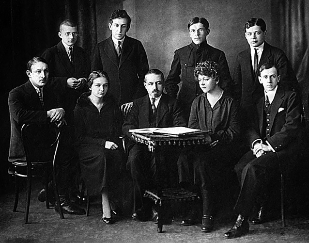 Иллюстрация к книге — Шостакович. Жизнь. Творчество. Время [i_048.jpg]