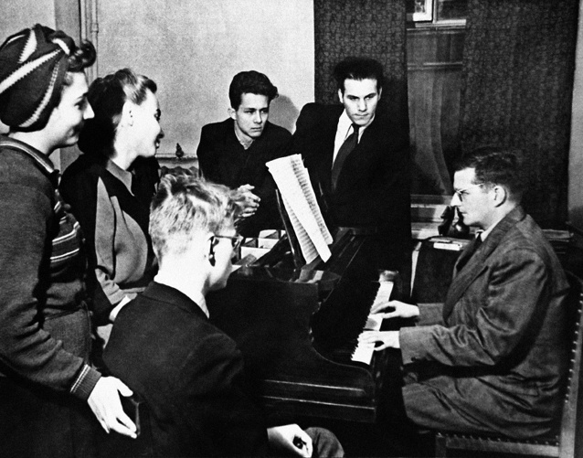 Иллюстрация к книге — Шостакович. Жизнь. Творчество. Время [i_077.jpg]