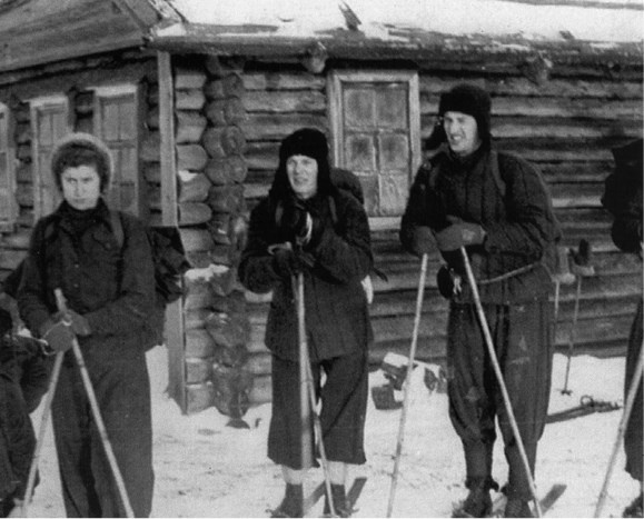 Иллюстрация к книге — Пассажиры колбасного поезда. Этюды к картине быта российского города. 1917-1991 [i_002.jpg]