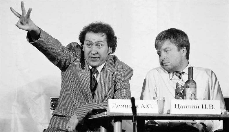 Иллюстрация к книге — Квартет Я. Как создавался самый смешной театр страны [i_015.jpg]