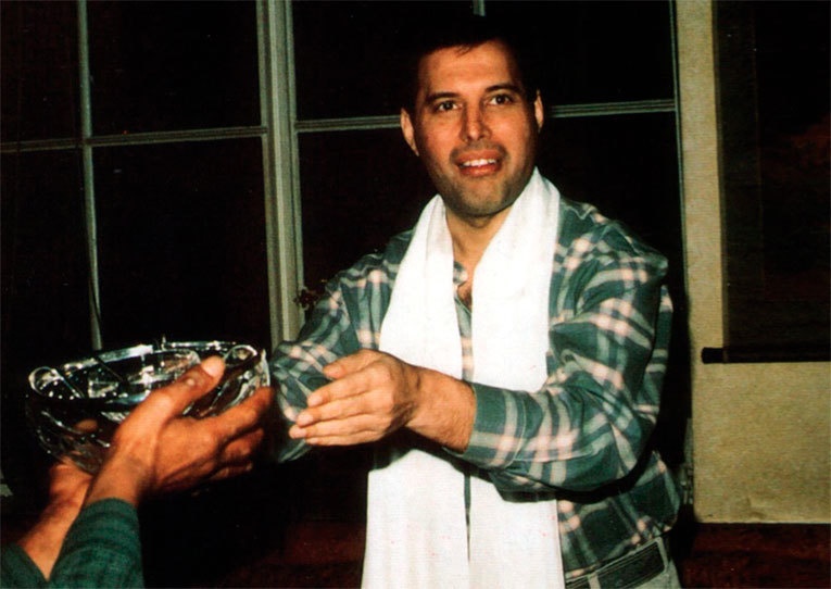 Иллюстрация к книге — Меркьюри и я. Богемская рапсодия, любовь и котики [i_041.jpg]