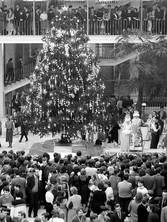 Иллюстрация к книге — Новый год в России. История праздника [i_193.jpg]