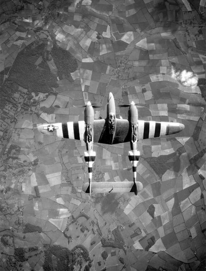 Иллюстрация к книге — Истребитель-«молния» P-38 «Лайтнинг» [i_001.jpg]