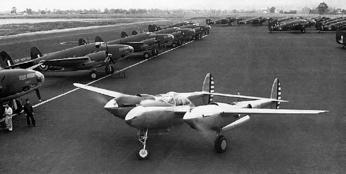 Иллюстрация к книге — Истребитель-«молния» P-38 «Лайтнинг» [i_022.jpg]
